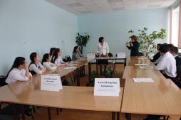 «Школьный референдум» проводится с целью формирования правовой и политической культуры будущих избирателей, изучения учащимися избирательного законодательства, в рамках месячника молодого избирателя.